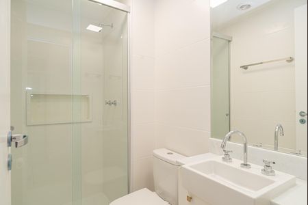 Banheiro de kitnet/studio para alugar com 1 quarto, 25m² em Bela Vista, São Paulo
