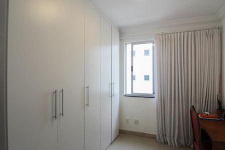 Apartamento à venda com 156m², 4 quartos e 3 vagasQuarto 2