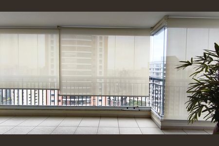 Apartamento à venda com 216m², 3 quartos e 4 vagas Apartamento à venda com 216m², 3 quartos e 4 vagasVaranda