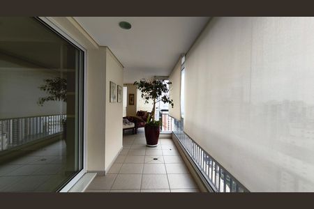 Apartamento à venda com 216m², 3 quartos e 4 vagas Apartamento à venda com 216m², 3 quartos e 4 vagasVaranda