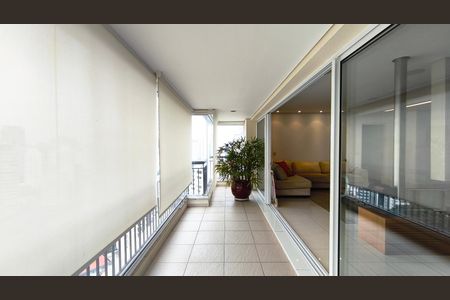 Apartamento à venda com 216m², 3 quartos e 4 vagas Apartamento à venda com 216m², 3 quartos e 4 vagasVaranda