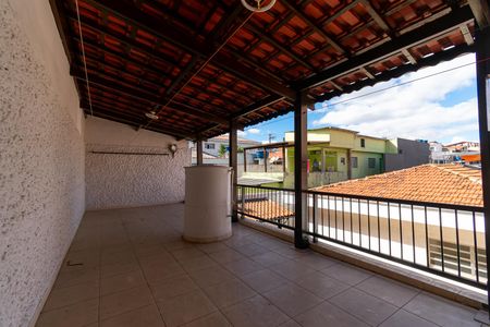 Casa para alugar com 325m², 3 quartos e 4 vagas Casa para alugar com 325m², 3 quartos e 4 vagasVaranda