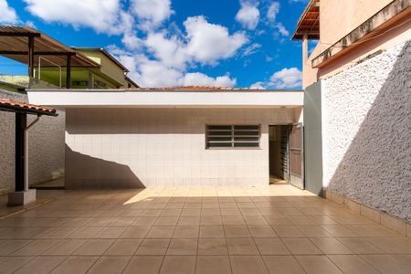 Casa para alugar com 325m², 3 quartos e 4 vagas Casa para alugar com 325m², 3 quartos e 4 vagasQuintal