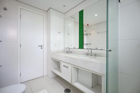Apartamento à venda com 220m², 3 quartos e 4 vagasBanheiro 2 da Suíte  3