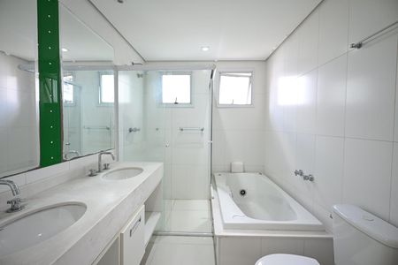 Apartamento à venda com 220m², 3 quartos e 4 vagasBanheiro 2 da Suíte  3