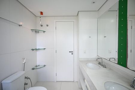 Apartamento à venda com 220m², 3 quartos e 4 vagasBanheiro 2 da Suíte  3
