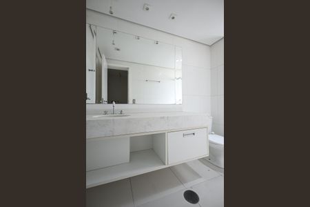Apartamento à venda com 220m², 3 quartos e 4 vagasBanheiro 1 da Suíte  3