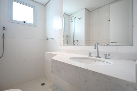 Apartamento à venda com 220m², 3 quartos e 4 vagasBanheiro Suíte 1