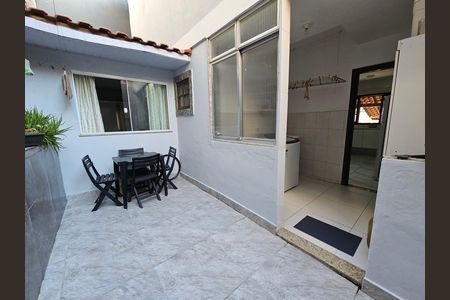 Casa de condomínio à venda com 122m², 2 quartos e 1 vaga Casa de condomínio à venda com 122m², 2 quartos e 1 vagaQuintal dos fundos
