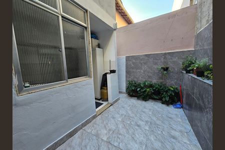 Casa de condomínio à venda com 122m², 2 quartos e 1 vaga Casa de condomínio à venda com 122m², 2 quartos e 1 vagaQuintal dos fundos