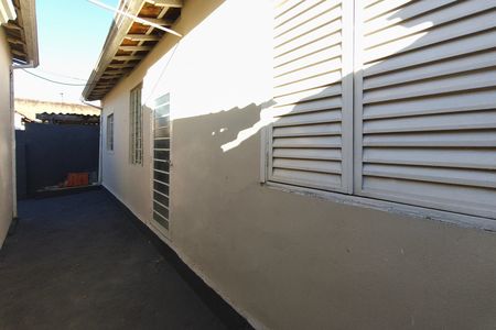 Corredor - Quintal de casa à venda com 2 quartos, 160m² em Vila Satúrnia, Campinas