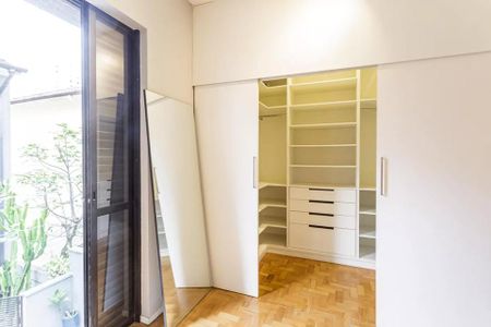 Cupboard with shelves and drawers, possibly in a bedroom or closet. de casa à venda com 2 quartos, 100m² em Moema, São Paulo