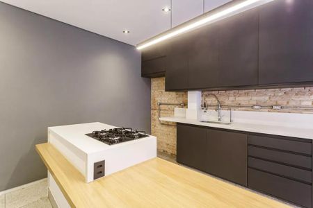 Casa à venda com 100m², 2 quartos e 1 vaga Casa à venda com 100m², 2 quartos e 1 vagaCozinha moderna com piso de madeira e bancada de granito.