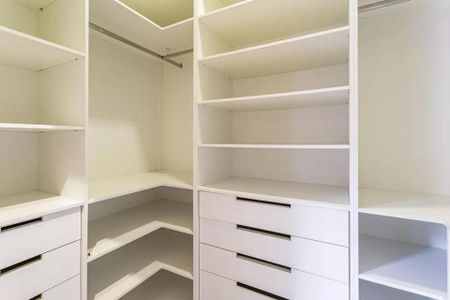 Cupboard com gavetas e prateleiras, sem móveis ou objetos. de casa à venda com 2 quartos, 100m² em Moema, São Paulo