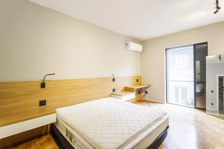 Casa à venda com 100m², 2 quartos e 1 vaga Casa à venda com 100m², 2 quartos e 1 vagaQuarto com cama de casal, parede de madeira e ar condicionado.
