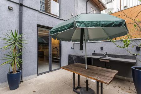 Casa à venda com 100m², 2 quartos e 1 vaga Casa à venda com 100m², 2 quartos e 1 vagaVaranda com mesa e guarda-sol, com vista para a rua.