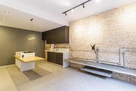 Casa à venda com 100m², 2 quartos e 1 vaga Casa à venda com 100m², 2 quartos e 1 vagaCozinha com piso de porcelanato, bancada de granito e fogão a gás.