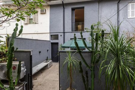Casa à venda com 100m², 2 quartos e 1 vaga Casa à venda com 100m², 2 quartos e 1 vagaPátio com cactos e plantas, com vista para a rua e edifício ao fundo.