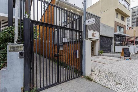 Casa à venda com 100m², 2 quartos e 1 vaga Casa à venda com 100m², 2 quartos e 1 vagaPraça de comércio com lojas e restaurantes na rua, com uma entrada de metal e uma porta de vidro.