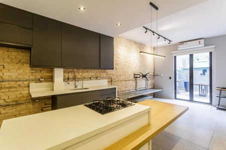 Casa à venda com 100m², 2 quartos e 1 vaga Casa à venda com 100m², 2 quartos e 1 vagaCozinha com móveis em tons de cinza e branco, com piso de porcelanato e iluminação moderna.