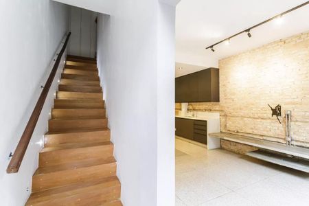 Casa à venda com 100m², 2 quartos e 1 vaga Casa à venda com 100m², 2 quartos e 1 vagaEscada de madeira com corrimão simples e iluminação discreta.