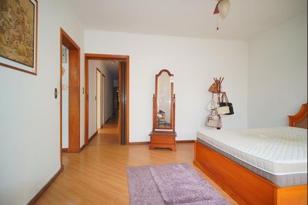 Casa à venda com 320m², 5 quartos e 5 vagasSuíte