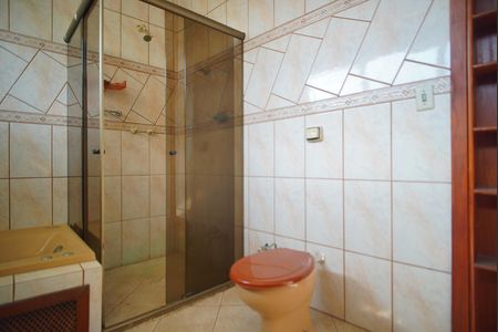 Casa à venda com 320m², 5 quartos e 5 vagasBanheiro da Suíte