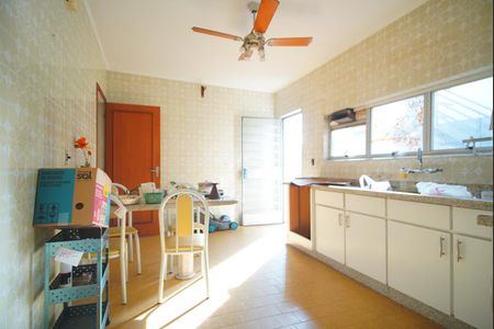 Casa à venda com 320m², 5 quartos e 5 vagasCozinha