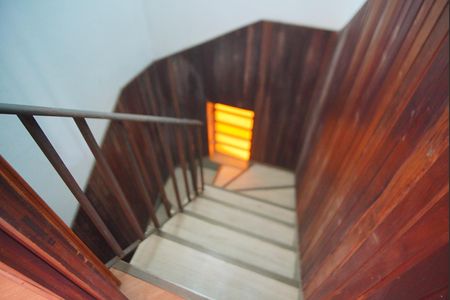Casa à venda com 320m², 5 quartos e 5 vagasEscada - Acesso Garagem