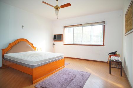 Casa à venda com 320m², 5 quartos e 5 vagasSuíte