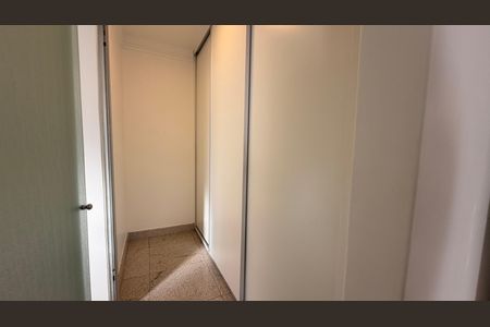 Closet da suíte de apartamento para alugar com 3 quartos, 126m² em Setor Bueno, Goiânia
