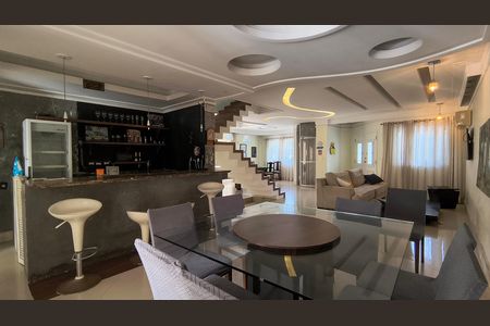 Casa de condomínio para alugar com 700m², 7 quartos e 2 vagas