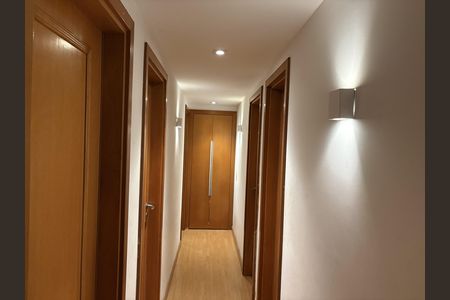 Corredor de apartamento à venda com 5 quartos, 137m² em Barra da Tijuca, Rio de Janeiro