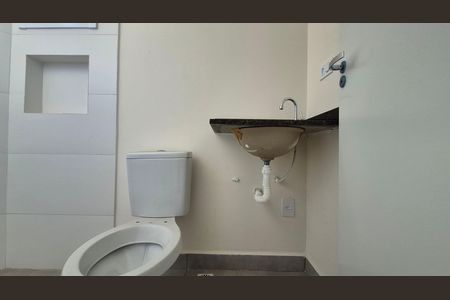 Banheiro social de apartamento à venda com 2 quartos, 55m² em Santa Maria, Santo André