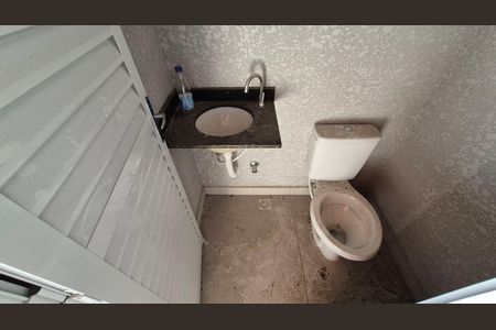 Banheiro de serviço de apartamento à venda com 2 quartos, 55m² em Santa Maria, Santo André