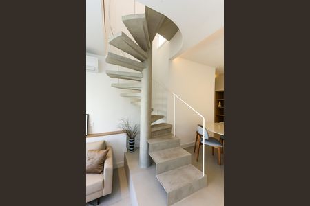 Apartamento para alugar com 170m², 2 quartos e 2 vagas Apartamento para alugar com 170m², 2 quartos e 2 vagasEscada