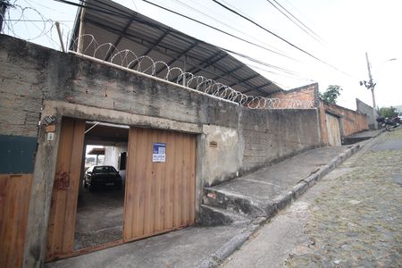 Casa para alugar com 100m², 2 quartos e 2 vagasFachada