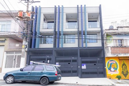 Casa à venda com 107m², 2 quartos e 2 vagas Casa à venda com 107m², 2 quartos e 2 vagasFachada