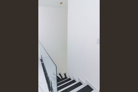 Casa à venda com 107m², 2 quartos e 2 vagas Casa à venda com 107m², 2 quartos e 2 vagasEscada