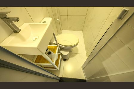 Banheiro de kitnet/studio para alugar com 1 quarto, 15m² em Jardim Taquaral, São Paulo