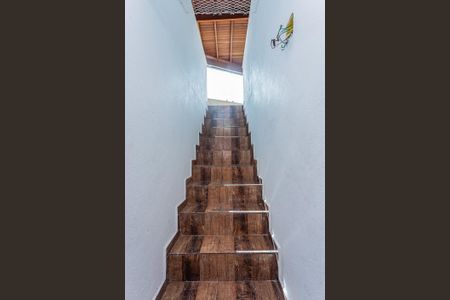 Escada de casa para alugar com 2 quartos, 120m² em Jardim Marilu, São Paulo