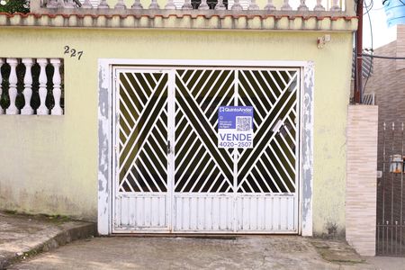 Casa à venda com 200m², 4 quartos e 3 vagasPlaca instalada no portão do imóvel - Código da placa: WYNY-1095