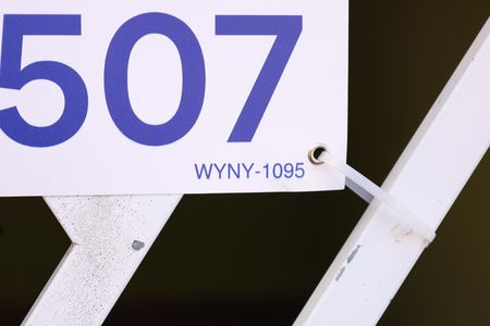 Casa à venda com 200m², 4 quartos e 3 vagasPlaca instalada no portão do imóvel - Código da placa: WYNY-1095
