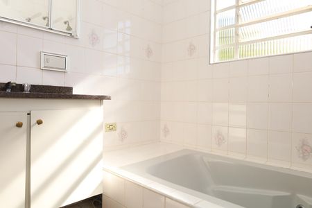 Casa à venda com 200m², 4 quartos e 3 vagasBanheiro 2