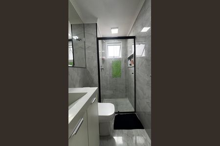 Banheiro de apartamento à venda com 2 quartos, 56m² em Jardim Cristiane, Santo André