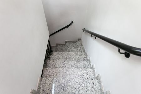 Casa à venda com 100m², 3 quartos e 2 vagas Casa à venda com 100m², 3 quartos e 2 vagasEscada