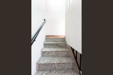Casa à venda com 100m², 3 quartos e 2 vagas Casa à venda com 100m², 3 quartos e 2 vagasEscada