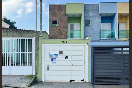 Casa à venda com 100m², 3 quartos e 2 vagas Casa à venda com 100m², 3 quartos e 2 vagasFachada
