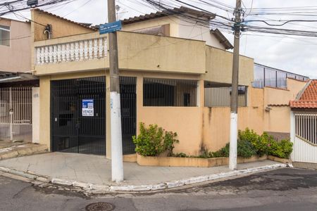 Casa à venda com 120m², 2 quartos e 2 vagas Casa à venda com 120m², 2 quartos e 2 vagasFachada