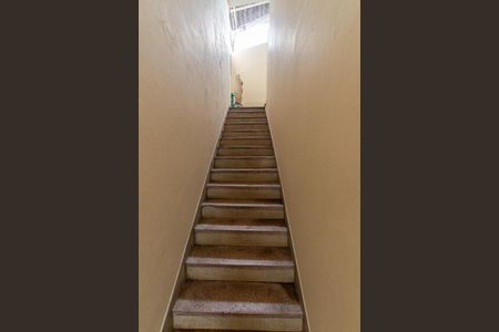 Casa para alugar com 80m², 2 quartos e sem vagaEscada